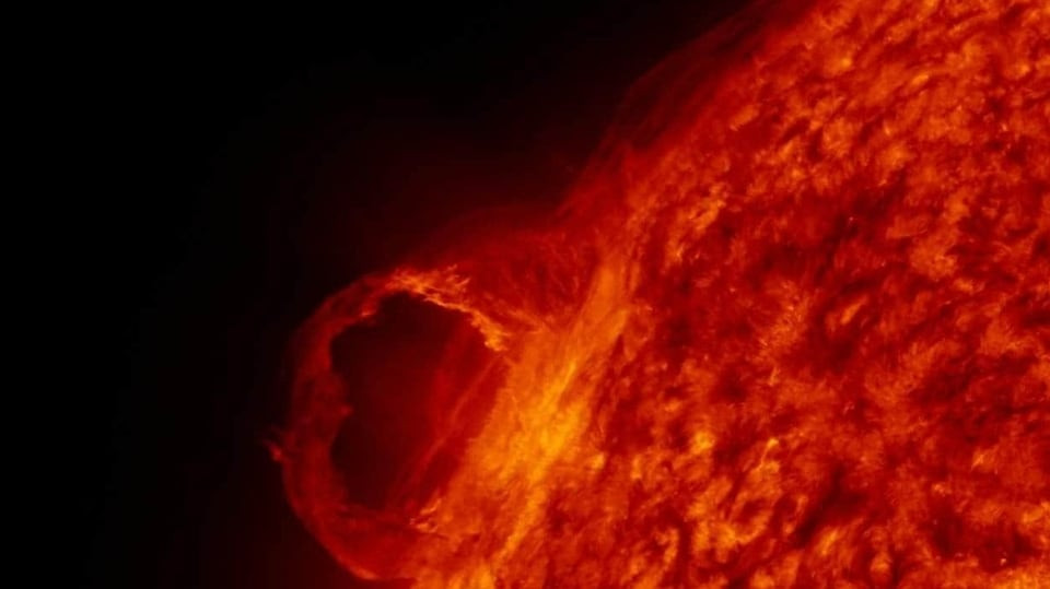 Vài ngày trước, AR3085 có kích thước khiêm tốn, chỉ là một đốm nhỏ. Thế nhưng, chỉ trong 2 ngày, AR3085 phình to lên rất nhanh, đạt được kích thước gấp 10 lần so với lần đầu quan sát thấy.