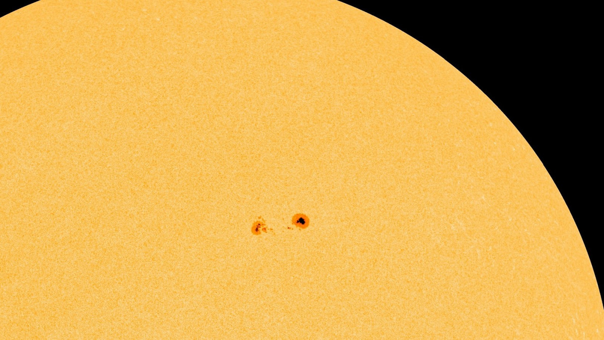 Do đó, AR3085 biến thành một "họng súng vũ trụ" kép, chiều ngang gần bằng đường kính của Trái Đất. Các chuyên gia cho hay nó đang hướng thẳng về phía Trái đất.