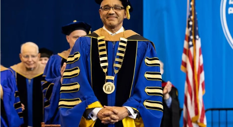 Tương tự quyền trượng, vòng cổ mà hiệu trưởng đại học tại các nước châu Âu hay Mỹ đeo trong buổi lễ tốt nghiệp là vật dụng không thể thiếu trong sự kiện lớn này. Nó thường được gọi là The President’s Medallion.