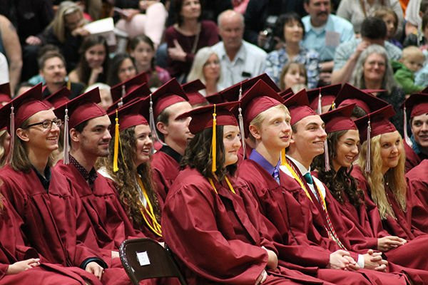 Vòng cổ cũng là lời nhắc nhở người sử dụng phải khôn ngoan, cẩn thận khi đưa ra những quyết định quan trọng liên quan đến hàng ngàn sinh viên.