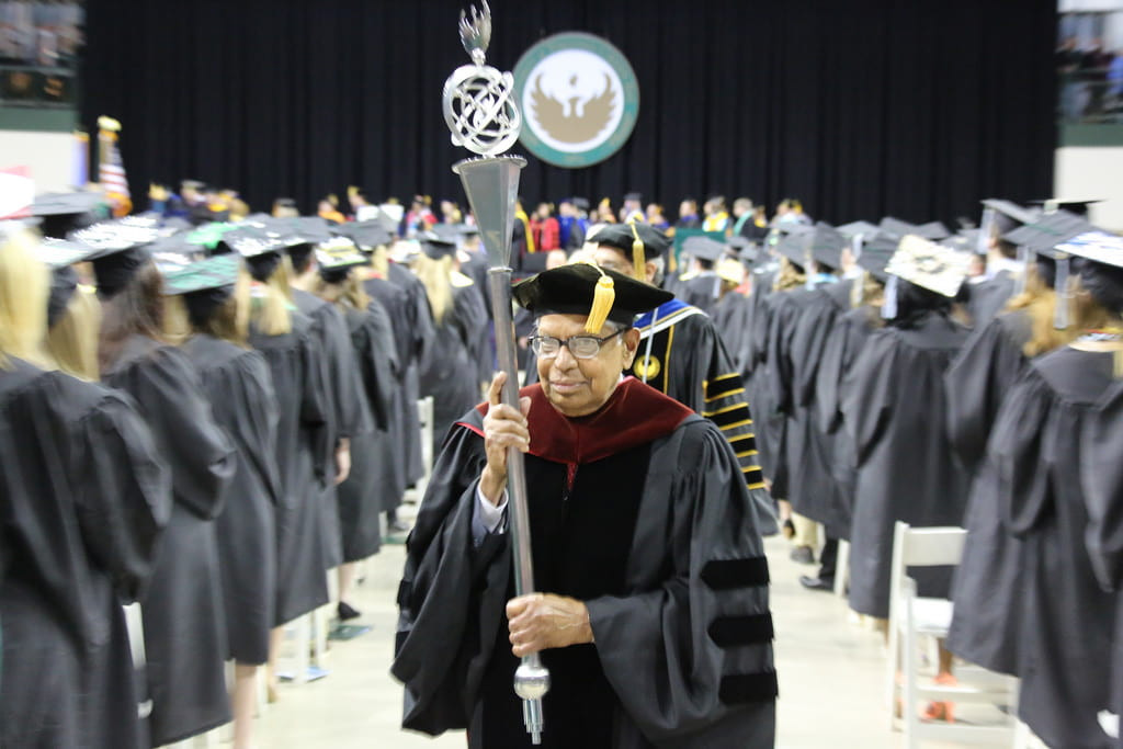 Đại học Nevada đã chiếu theo nghĩa trên. Do vậy, hiệu trưởng cầm quyền trượng trong các lễ tốt nghiệp với ý nghĩa là người đứng đầu, bảo vệ cho ngôi trường và sinh viên trước các tác động xấu của cuộc sống.