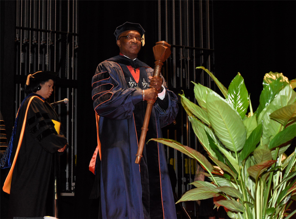 Theo University of Washington, quyền trượng là biểu tượng cổ xưa của uy quyền, thể hiện các trường đại học đang bảo vệ truyền thống học tập lâu đời đồng thời là lời nhắc nhở về quá trình học tập.