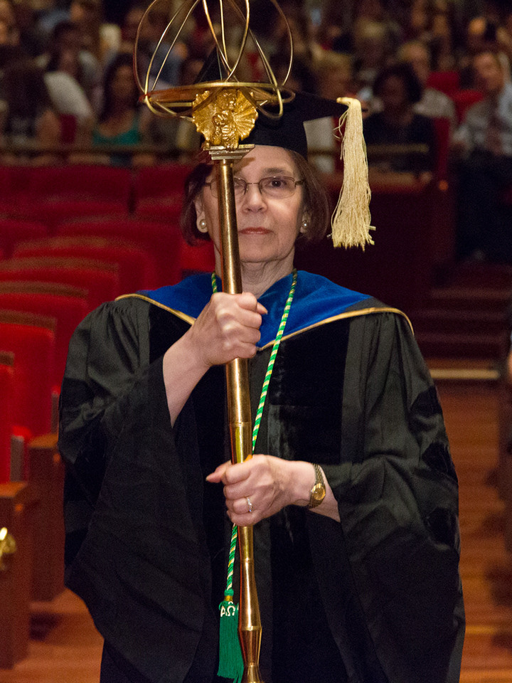 Truyền thống trên có từ thời kỳ Phục Hưng và thời kỳ đen tối ở châu Âu. Quyền trượng được dùng trong lễ tốt nghiệp với hàm ý bảo vệ sinh viên khỏi những kẻ lưu manh quấy rối khi đi qua thị trấn.