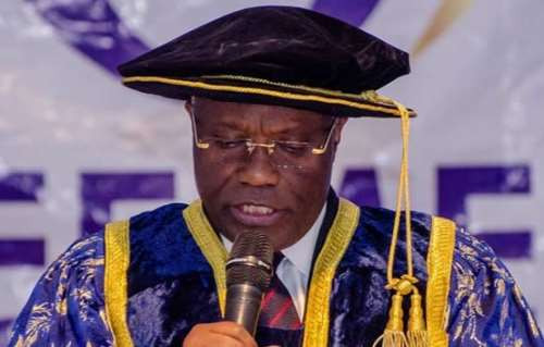 Mỗi trường đại học có các thiết kế vòng cổ khác nhau và khắc biểu tượng hoặc câu khẩu hiệu của trường. Người duy nhất được đeo loại vòng này là người đứng đầu của trường đại học, tượng trưng cho quyền điều hành.