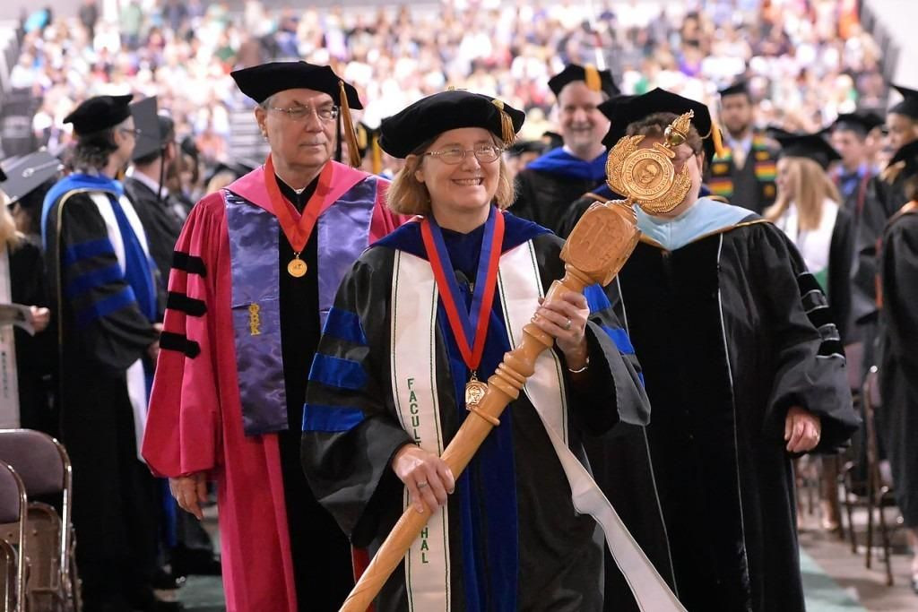 Trong khi đó, trang web của Đại học Nevada giới thiệu quyền trượng (hay còn gọi là chùy) có lịch sử từ 12.000 năm trước. Nó được coi là vũ khí của các chiến binh được sử dụng để bảo vệ người yếu thế.