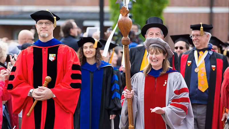 Giai ma y nghia cua quyen truong trong le tot nghiep o phuong Tay