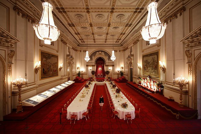 Do là nơi ở của gia đình hoàng gia Anh nên cung điện Buckingham chỉ mở cửa đón khách tham quan một số phần vào tháng 8 - 9. Đây là khoảng thời gian Nữ hoàng đi nghỉ ở Scotland.