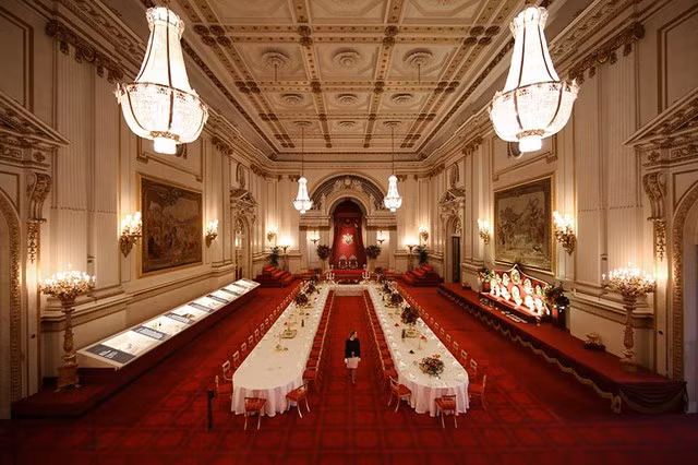 Do là nơi ở của gia đình hoàng gia Anh nên cung điện Buckingham chỉ mở cửa đón khách tham quan một số phần vào tháng 8 - 9. Đây là khoảng thời gian Nữ hoàng đi nghỉ ở Scotland.