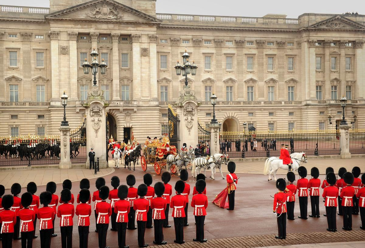 Cung điện Buckingham không chỉ là nơi ở của Vua/Nữ hoàng Anh và các thành viên hoàng tộc mà còn là "nhà" của hơn 800 nhân viên. 188 phòng trong cung điện Buckingham dành cho đội ngũ nhân viên làm các công việc như nấu nướng, giặt giũ, vệ sinh...