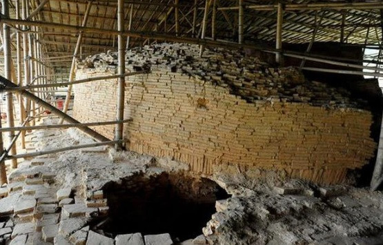 Khi tiến vào bên trong lăng mộ, người dân bất ngờ bởi có rất nhiều vàng bạc châu báu. Trong số các cổ vật có 2 bức tượng tạc hình ảnh giống hoàng đế cùng với đó là 24 tượng người bằng bạc (gồm 12 tượng quan văn và 12 tượng quan võ).