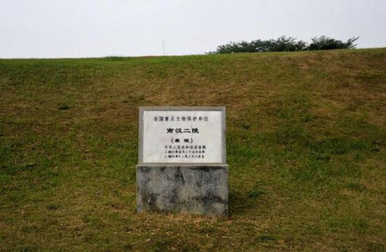 Do vậy, nhiều người dân lấy đi các cổ vật trong lăng mộ. Thậm chí, thi hài bên trong mộ cổ cũng bị phá hoại.