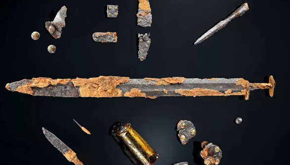 Nhóm chuyên gia thuộc công ty khảo cổ ArchaeoTask GmbH đã phát hiện các ngôi mộ cổ khi thực hiện kế hoạch xây dựng một cái ao để trữ nước mưa tại địa điểm thuộc quận Geisingen-Gutmadingen của Tuttlingen, phía tây nam nước Đức.