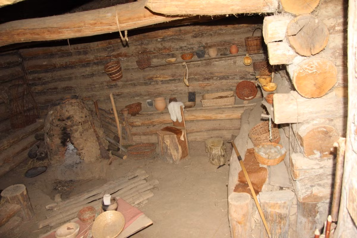 Thêm nữa, sự tồn tại của người Corded Ware tại địa điểm khảo cổ này giúp các chuyên gia giải mã cuộc sống của họ. Người Corded Ware nổi tiếng với việc làm ra các loại đồ gốm được trang trí bằng cách ép dây vào đất sét rồi để khô.