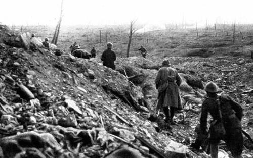 Quân đội Đức và Pháp đều muốn giành quyền kiểm soát sông Meuse, một vị trí chiến lược trên tuyến đường từ Đức đến thủ đô Paris của Pháp.