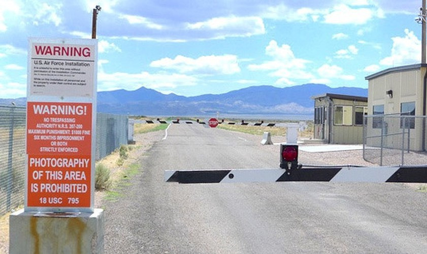 Nằm giữa sa mạc cằn cỗi nằm 48 km về phía nam của Rachel, trong hạt Lincoln, tiểu bang Nevada, Vùng 51 tuyệt mật là căn cứ quân sự được Mỹ bảo vệ vô cùng nghiêm ngặt với nhiều lớp an ninh.