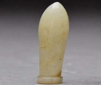 Sáng hôm sau khi tỉnh dậy, ông vội vã mang cặp ngọc lấy từ mộ cổ đến nhờ các chuyên gia tại Viện nghiên cứu gần nhà giám định.