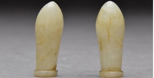 Thế nhưng, đến nửa đêm tối hôm đó, ông lão chứng kiến cảnh tượng đáng sợ. Đó là cặp ngọc lén lấy trong ngôi mộ cổ đột nhiên phát sáng giống như 2 ngọn đuốc. Ông kinh hãi không biết vì sao lại vậy nên thấp thỏm cả đêm.