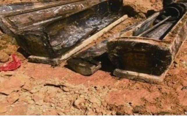 Nghĩ rằng đó là bảo vật quý hiếm nên ông lão lén giấu đi nhằm chiếm làm của riêng. Sau khi mang cặp ngọc trên về nhà, người này đặt tạm lên bàn trà với dự định sẽ bán đi sau đó vài ngày.