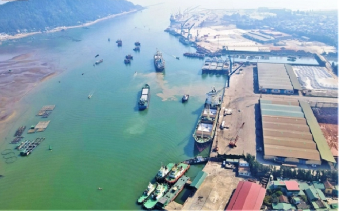 Quy mô dự án gồm: Khu cảng gồm 1 bến tàu cho tàu 30.000 DWT và 1 bến tàu cho tàu 50.000 DWT. Các hạng mục công trình hạ tầng hàng hải khác gồm tuyến đê chắn sóng dài 1.470m, luồng tàu và các thiết bị báo hiệu an toàn hàng hải. Ảnh: VietnamFinance.