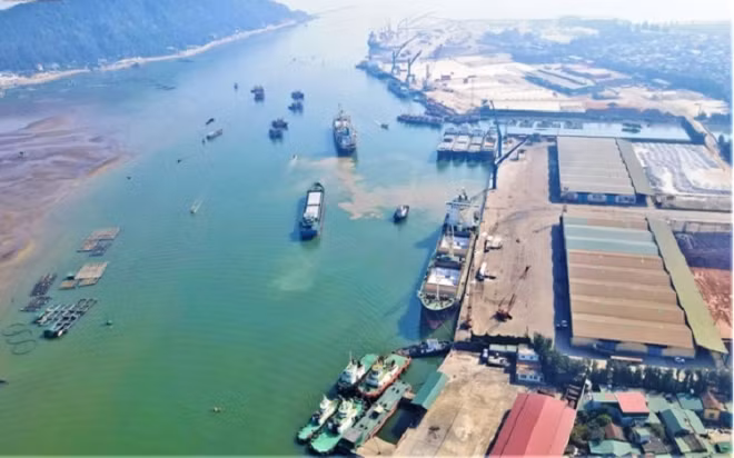 Quy mô dự án gồm: Khu cảng gồm 1 bến tàu cho tàu 30.000 DWT và 1 bến tàu cho tàu 50.000 DWT. Các hạng mục công trình hạ tầng hàng hải khác gồm tuyến đê chắn sóng dài 1.470m, luồng tàu và các thiết bị báo hiệu an toàn hàng hải. Ảnh: VietnamFinance.