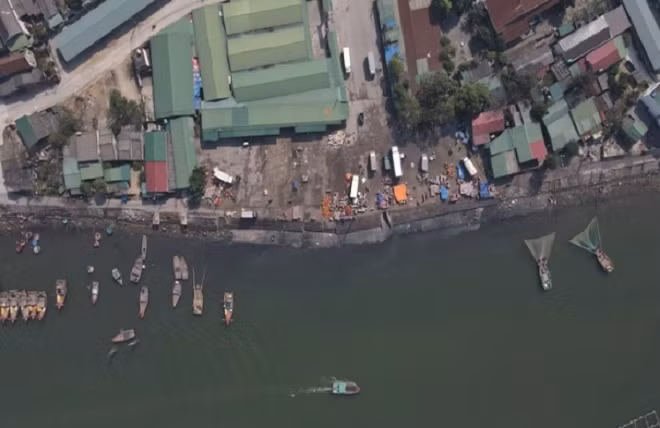 Về tính chất, cảng Cửa Lò là cảng tổng hợp, container, hàng rời…. Dự án cảng nước sâu Cửa Lò được là dự án hạ tầng giao thông trọng điểm, cùng với các tuyến đường kết nối bảo đảm đồng bộ, góp phần nâng cao năng lực cạnh tranh và phát triển dịch vụ logistics. Cảng Cửa Lò nằm ở vị trí tốt của khu vực Bắc Trung bộ, thuận lợi cho giao dịch thông thương hàng hóa quốc tế, đặc biệt là trung chuyển hàng cho nước bạn Lào và Đông Bắc Thái Lan. Ảnh: VietnamFinance. 