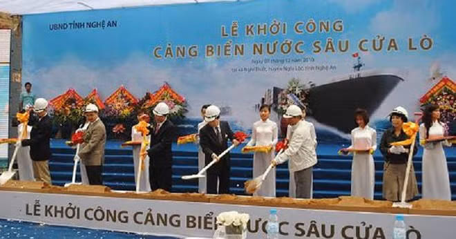 Nhà đầu tư đã tổ chức lễ khởi công xây dựng ngày 7/12/2010 với quy mô xây dựng gồm: 1 bến tàu cho tàu 30.000 DWT, dài 252m; 1 bến tàu cho tàu 50.000 DWT, dài 285m… Công suất dự án là 4 - 5 triệu tấn hàng hóa mỗi năm, diện tích sử dụng đất là 20ha, tổng vốn đầu tư 3.300 tỷ đồng. Tuy nhiên, do gặp nhiều khó khăn khách quan dự án đã bị đình trệ nhiều năm. Ảnh: Internet. 