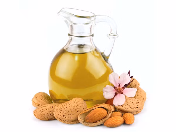 Dầu hạnh nhân: Mát xa tóc với hỗn hợp giữa dầu dừa và dầu hạnh nhân trong 5-10 phút không chỉ giúp bạn cảm thấy sảng khoái hơn mà còn giúp tóc chắc khỏe hơn. 