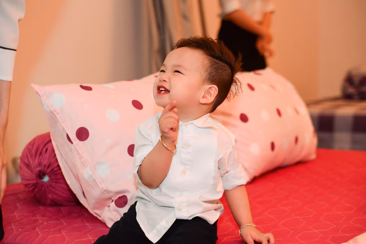 Cậu nhóc rất hay cười, không hề sợ sệt trước đám đông.