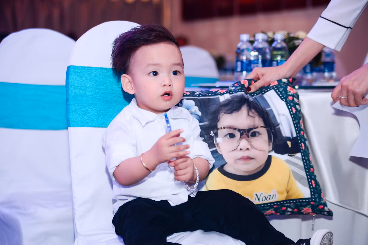 Cậu bé tỏ ra rất thích thú với không khí sự kiện.