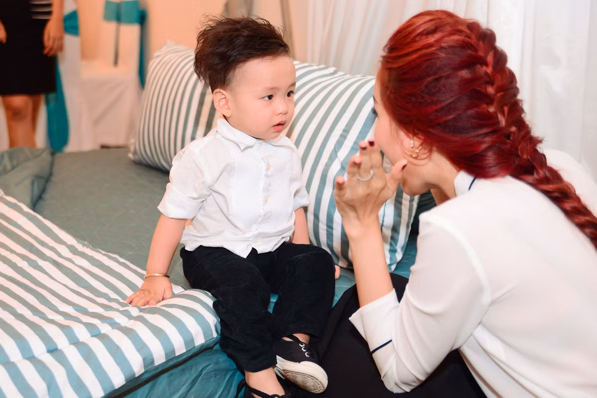 Bé Noah có vẻ ngoài xinh xắn vì thừa hưởng nhiều nét đẹp từ mẹ.