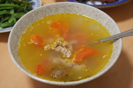 Canh chua thịt băm: Không cần mất nhiều thời gian ninh nấu như xương nhưng canh chua thịt băm vẫn có vị ngọt thanh, dịu mát và rất được lòng các bạn nhỏ trong gia đình. Thịt dùng để nấu canh thịt băm nên là thịt nạc vai để không quá khô hoặc quá mỡ khi chế biến.