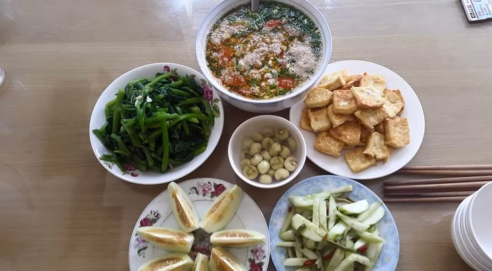 Canh riêu cua: Canh riêu cua với các nguyên liệu chính là cua đồng, cà chua và các loại rau có vị thanh mát đặc biệt thích hợp trong mùa hè hoặc những ngày giao mùa. Bạn thể ăn canh riêu cua với cơm hoặc bún đều ngon.