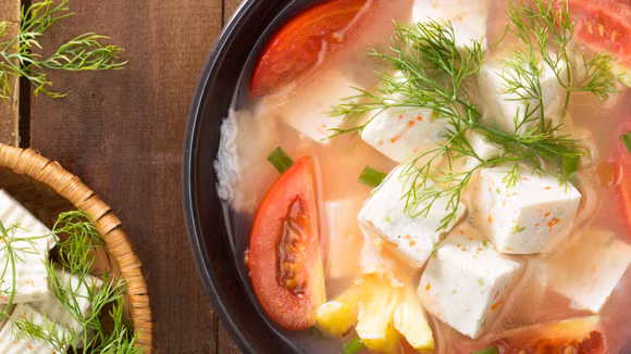 Canh chua đậu hũ non: Đậu hũ rất tốt cho sức khỏe với hàm lượng dinh dưỡng cao. Thay vì chiên hoặc sốt đậu, bạn có thể nấu canh. Để tạo vị chua thanh mát cho món canh này, bạn nên dùng dứa và cà chua nấu cùng đậu hũ non thái miếng vuông vắn vừa ăn.