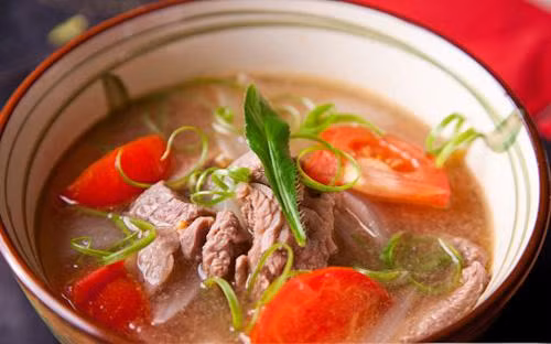 Canh chua sườn non: Sườn dùng để nấu canh chua nên là sườn non, vừa ngọt nước lại vừa dễ ăn. Bạn có thể tạo vị chua cho món canh bằng quả dọc, khế chua hoặc sấu.