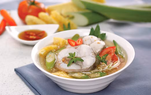 Canh chua cá lóc: Khác với ẩm thực miền Bắc, cách chế biến canh chua của người miền Nam được đặc trưng bởi các nguyên liệu như thơm (dứa), bạc hà (dọc mùng), rau ôm (ngổ), cà chua, đậu bắp. Cá thường dùng để nấu canh chua thường là loại cá ít xương nhiều thịt như cá lóc, cá diêu hồng, cá basa.