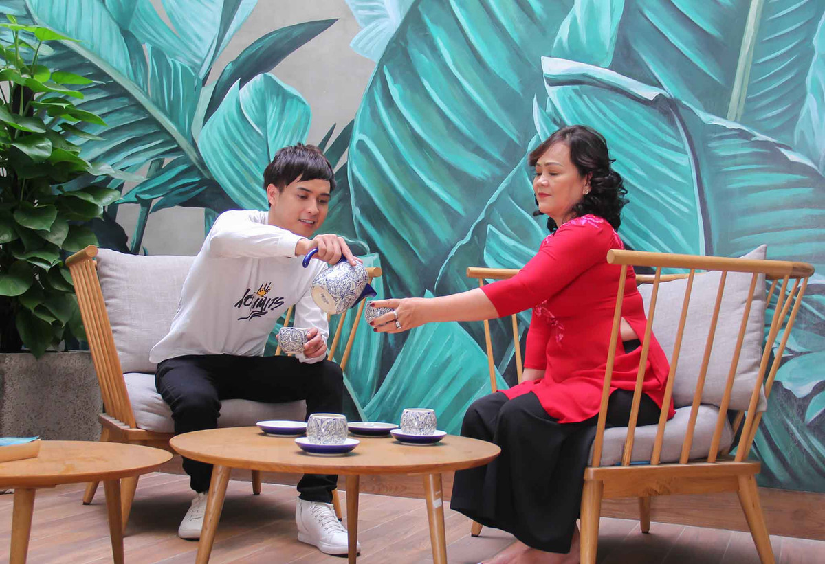 Mẹ Hồ Quang Hiếu từ quê Buôn Mê Thuột vào Sài Gòn sinh sống để quản lý nhà cửa và chăm sóc con trai.