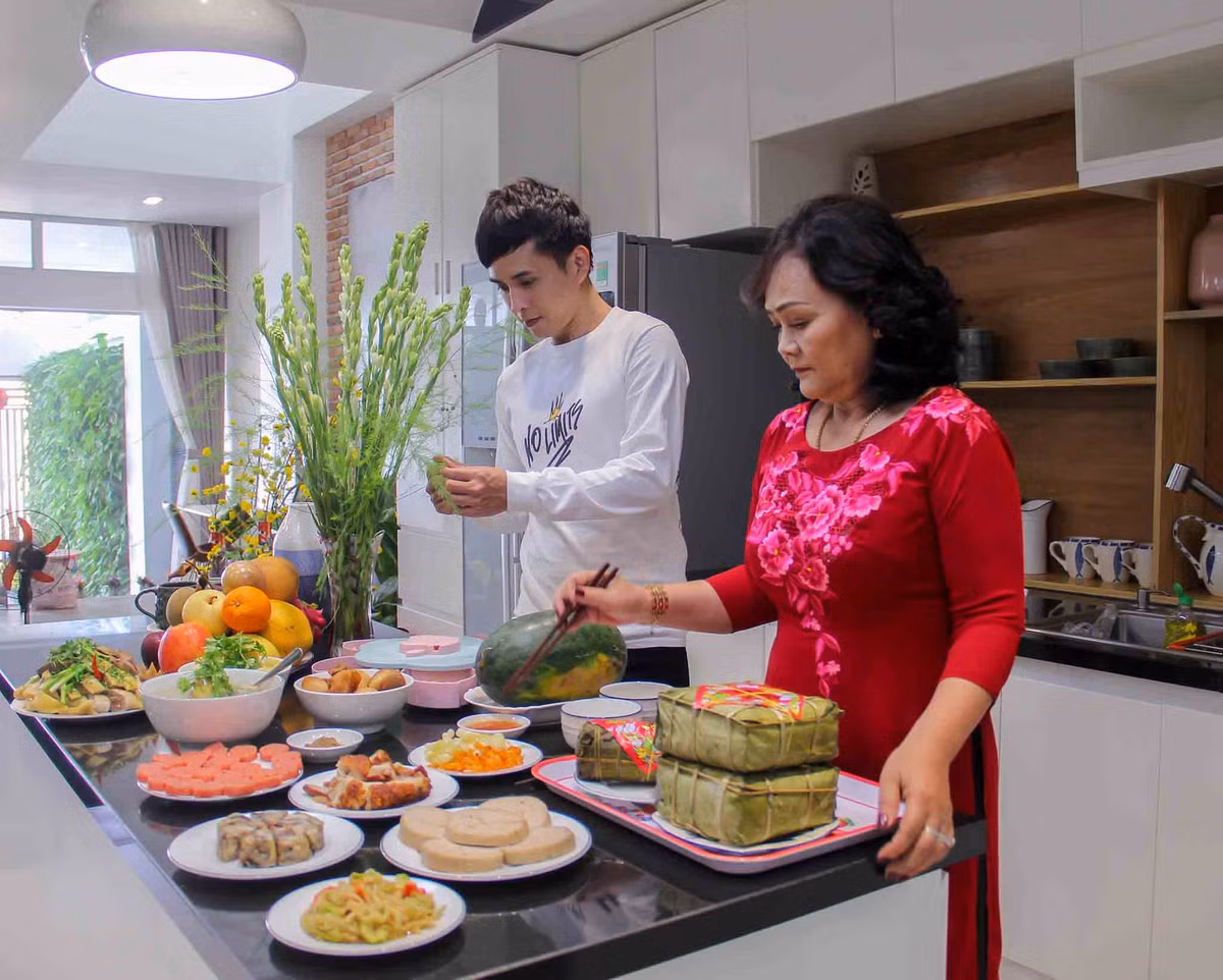 Trang trí nhà cửa xong, Hồ Quang Hiếu cùng mẹ chuẩn bị mâm ngũ quả và nấu các món ăn để cúng giao thừa.
