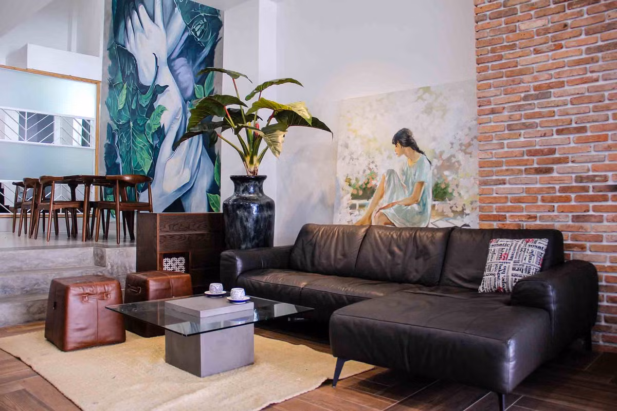 Ban đầu, nam ca sĩ mua nhà chỉ có phần thô, sau đó anh lên ý tưởng thiết kế lại các không gian. Tông màu chủ đạo của nhà là nâu, xám, trắng...