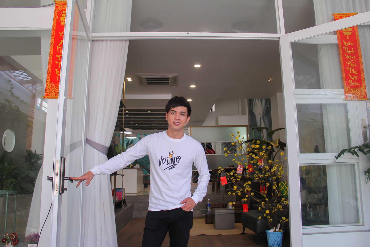 Năm nay, Hồ Quang Hiếu đón Tết tại căn biệt thự mới tại TP.HCM. Nam ca sĩ cùng mẹ và em gái chuyển về đây sinh sống từ tháng 8.2018.