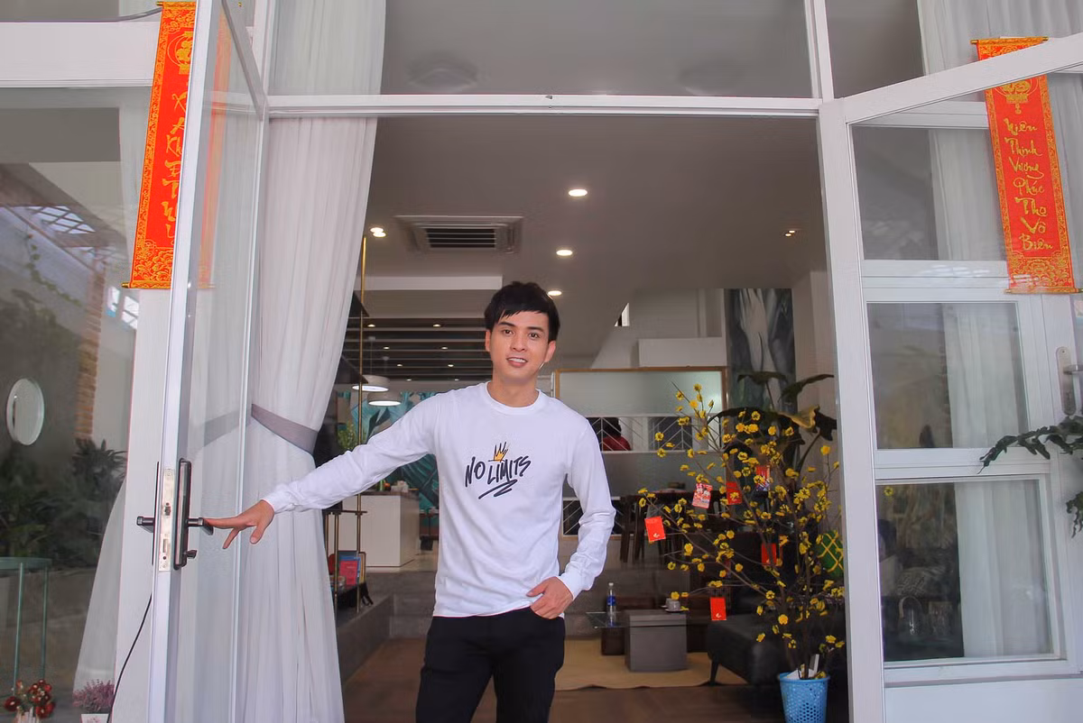 Năm nay, Hồ Quang Hiếu đón Tết tại căn biệt thự mới tại TP.HCM. Nam ca sĩ cùng mẹ và em gái chuyển về đây sinh sống từ tháng 8.2018.