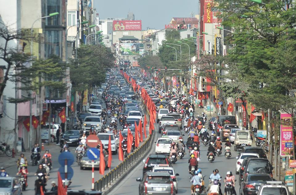 Mung 1 Tet: Duong pho Ha Noi dong nghet o to, xe may-Hinh-2