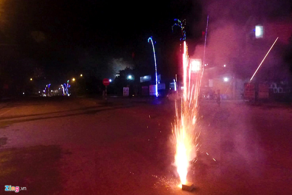 Xac phao vuong vai day duong sau dem giao thua-Hinh-2