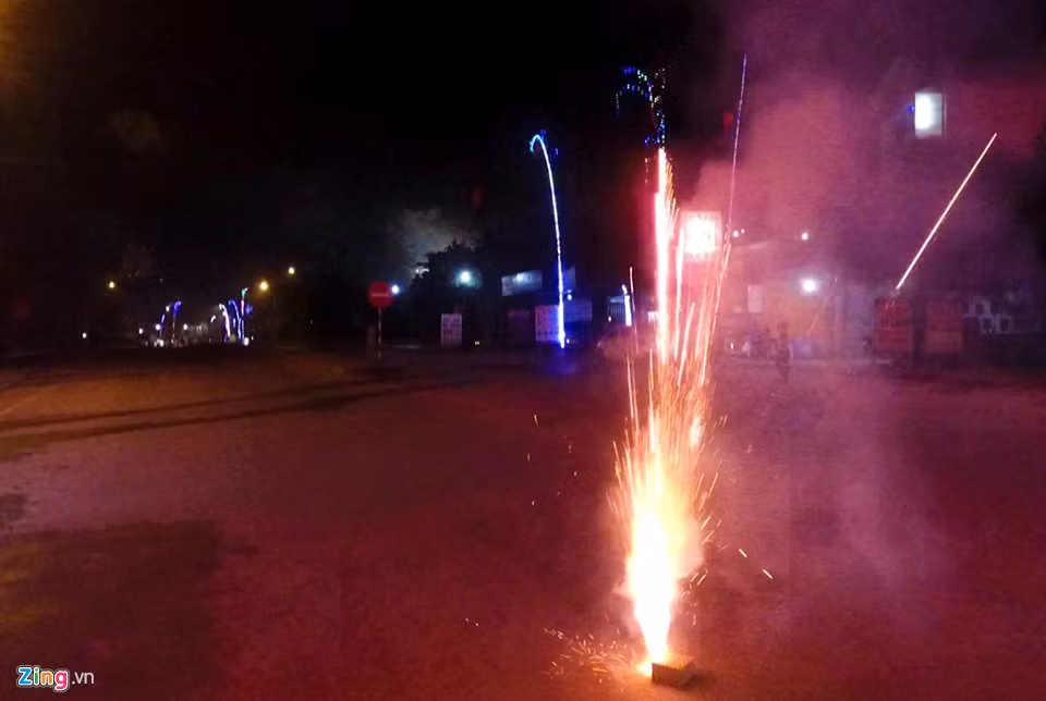 Xac phao vuong vai day duong sau dem giao thua-Hinh-2