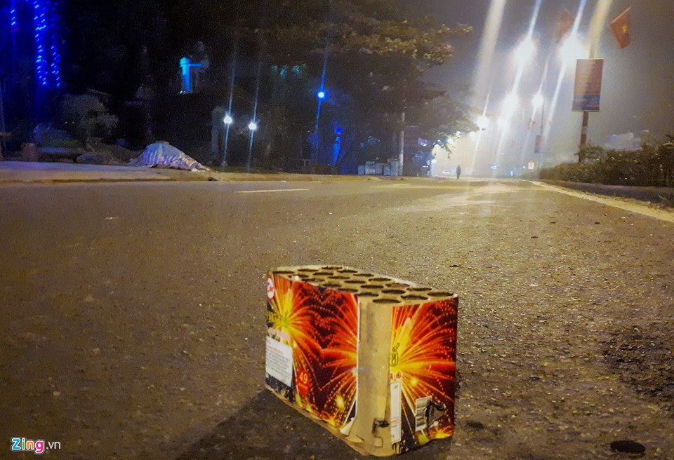 Xac phao vuong vai day duong sau dem giao thua-Hinh-6