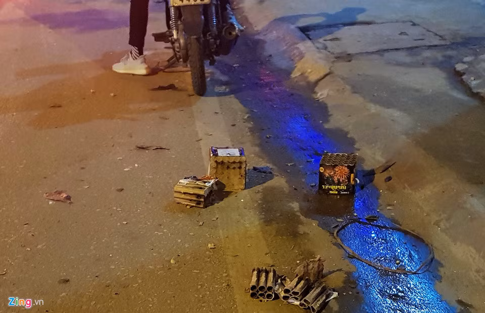 Xac phao vuong vai day duong sau dem giao thua-Hinh-3