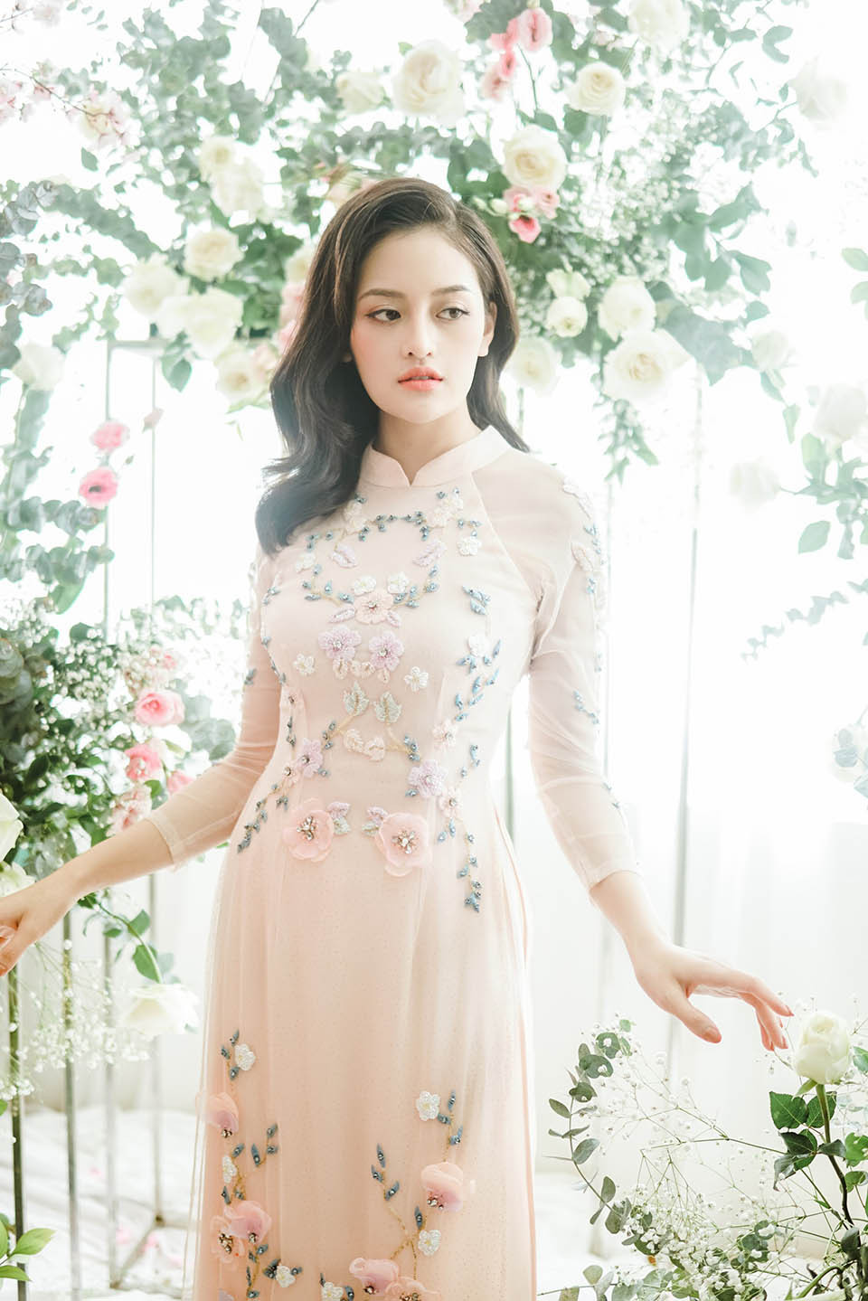 Lúc kiêu sa, lúc cổ điển, lúc lại bay bổng… Thùy Anh liên tục biến hóa trong từng khung hình.