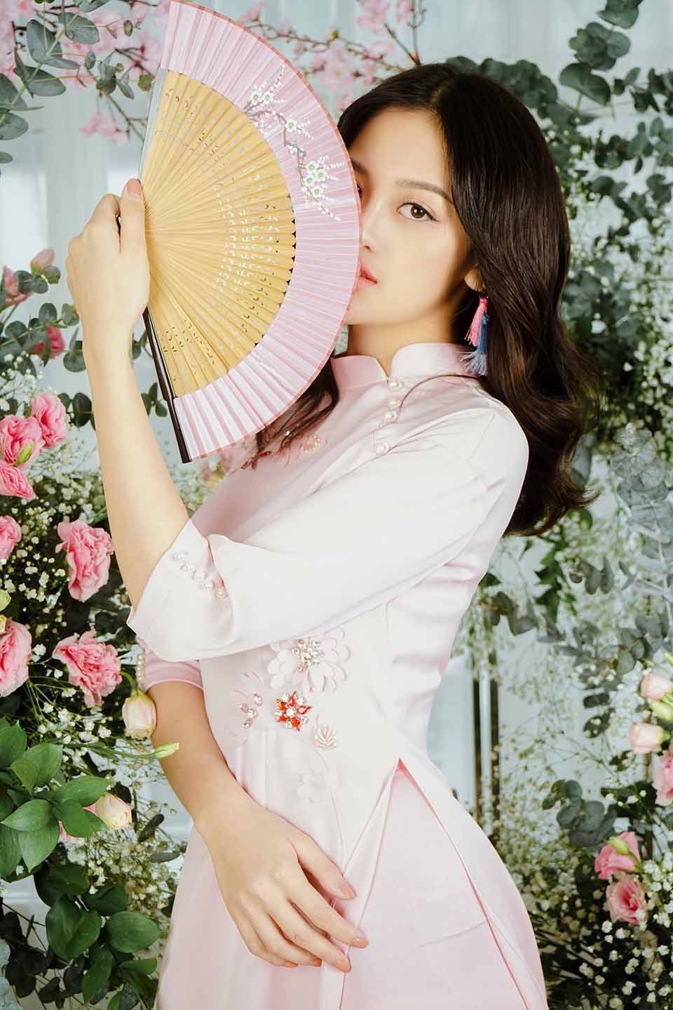 Đón xuân Kỷ Hợi, Thùy Anh thực hiện loạt ảnh mới rực rỡ. Cô chọn áo dài truyền thống với sắc hồng dịu nhẹ để khoe khoe nét đẹp đài các.