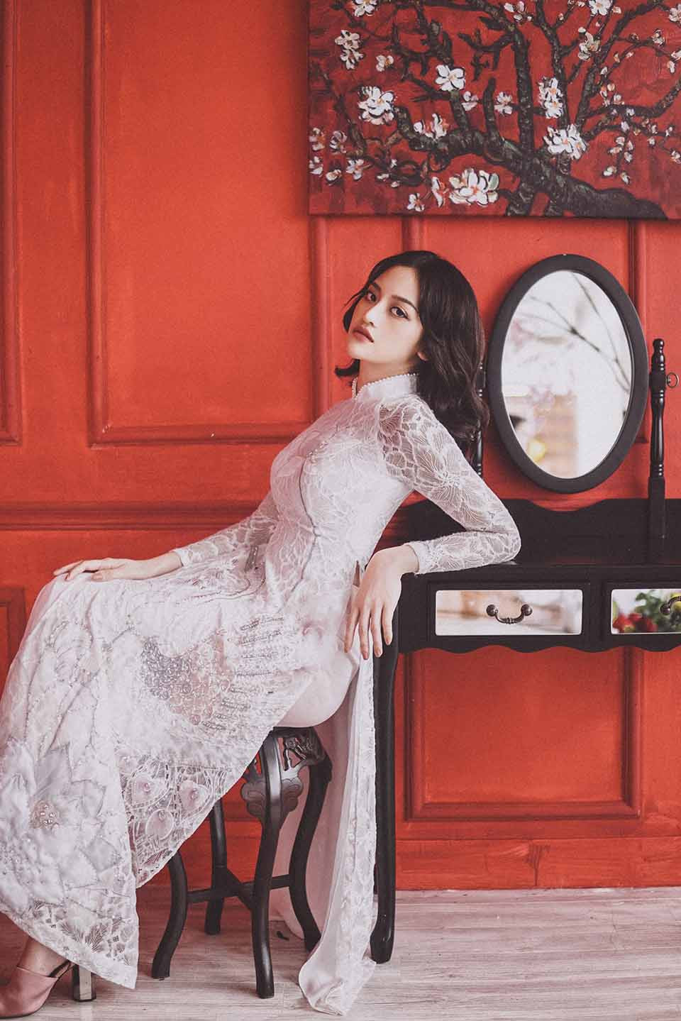 Thùy Anh cho biết đã về Hà Nội ăn Tết từ khá sớm. Năm qua, cô hoạt động tích cực ở Sài Gòn sau nửa năm chính thức Nam tiến. ‘Không khí Tết của Hà Nội vẫn khiến mình khó quên được. Thời tiết se lạnh, những cành đào đỏ thắm, chợ Tết rộn ràng, còn có cả ông đồ trên phố cho chữ đầu năm nữa… Những ký ức đó đọng lại trong tôi rất sâu đậm”, cô nói.