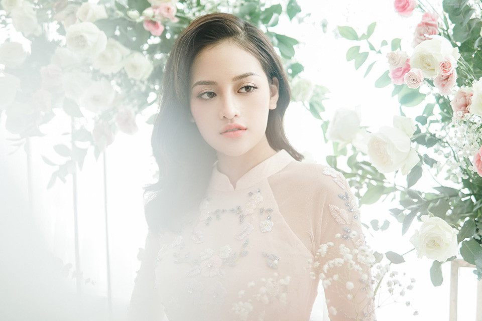 Thiết kế ren cũng mang lại cho nữ diễn viên sự thanh thoát.