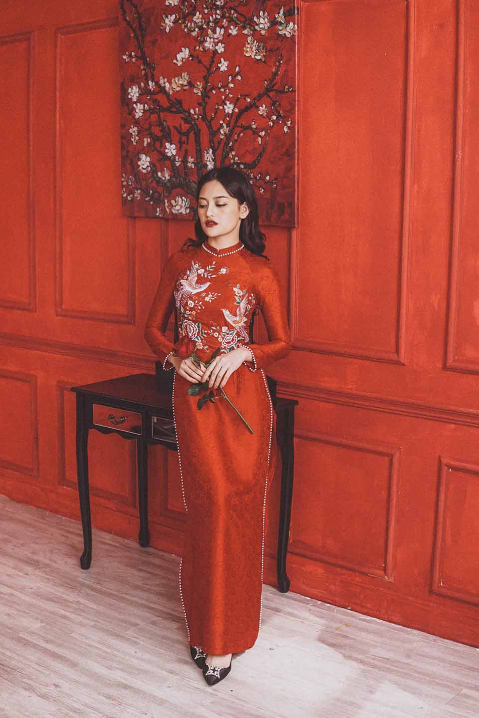 "Nếu cứ nghĩ tính cách tôi như đàn ông thì không đúng đâu nhé. Là con gái, chắc chắn sẽ có độ dịu dàng, nữ tính. Thời gian qua tôi có theo đuổi phong cách hơi cá tính nên mọi người chưa nhận rõ sự nữ tính đấy thôi. Thật ra tôi cũng bánh bèo lắm”, nữ diễn viên hài hước nói.